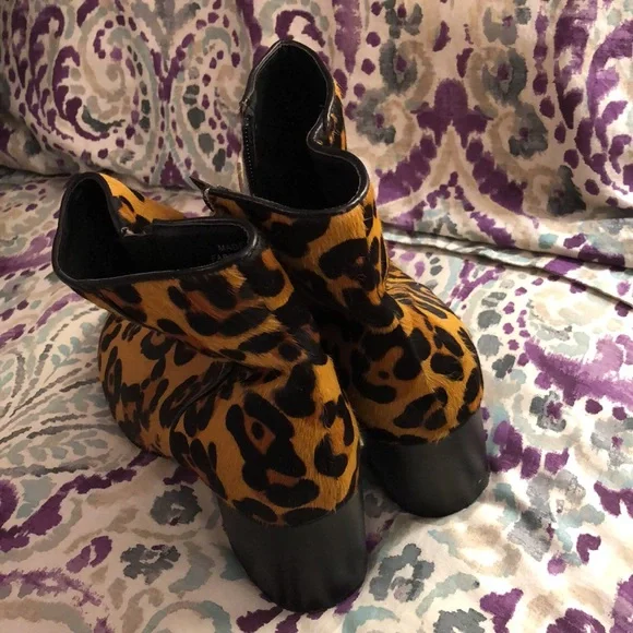 EUC Urban Outfitters Thelma Leopard Print Ankle Boots Size 8 - Picture 2 of 15